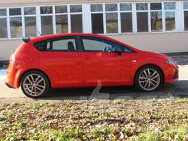 Seat Leon Cupra autófóliázás: fényes piros autó fóliázás, emeltfényű üveghatású tetőfóliával 04